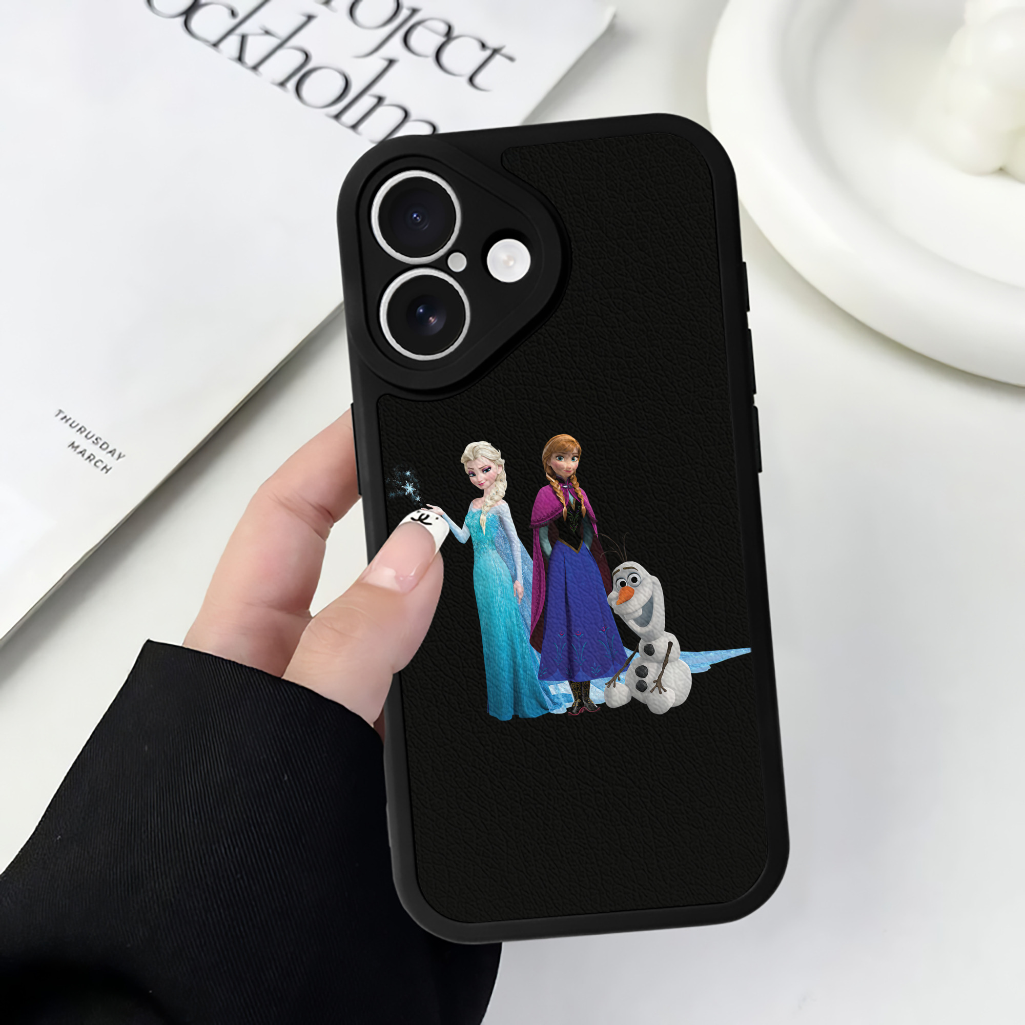 （画像用） アナと雪の女王 アンナ エルサ Frozen Anna Elsa 【iPhone 16シリーズ対応】シリコンスマホケース（レザー調） 材質：シリコン